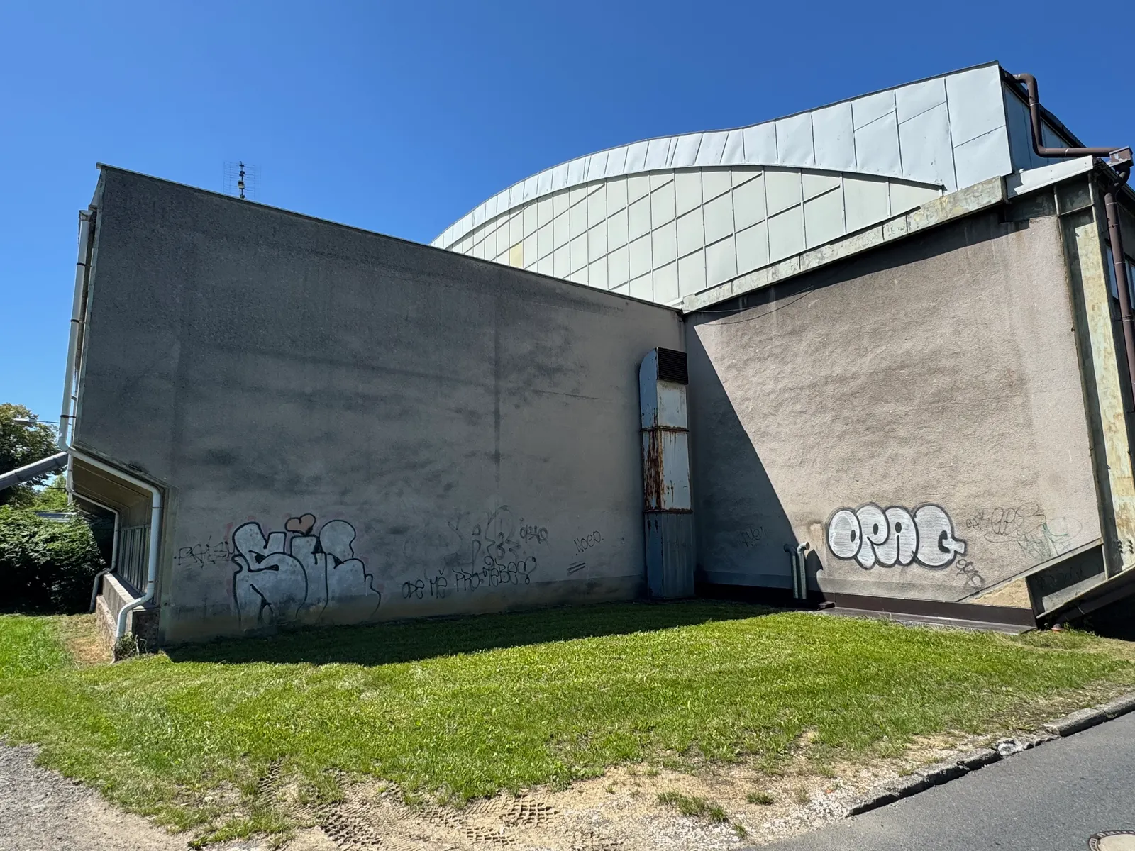 Současná stěna zimního stadionu s graffiti